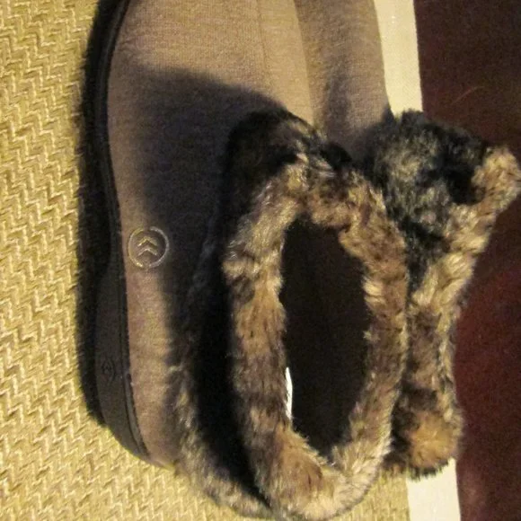 Isotoner Tan & Brown Faux Fur Cuffed Bootie Boot Slippers 8.5/9 Machine Washable - Picture 2 of 2